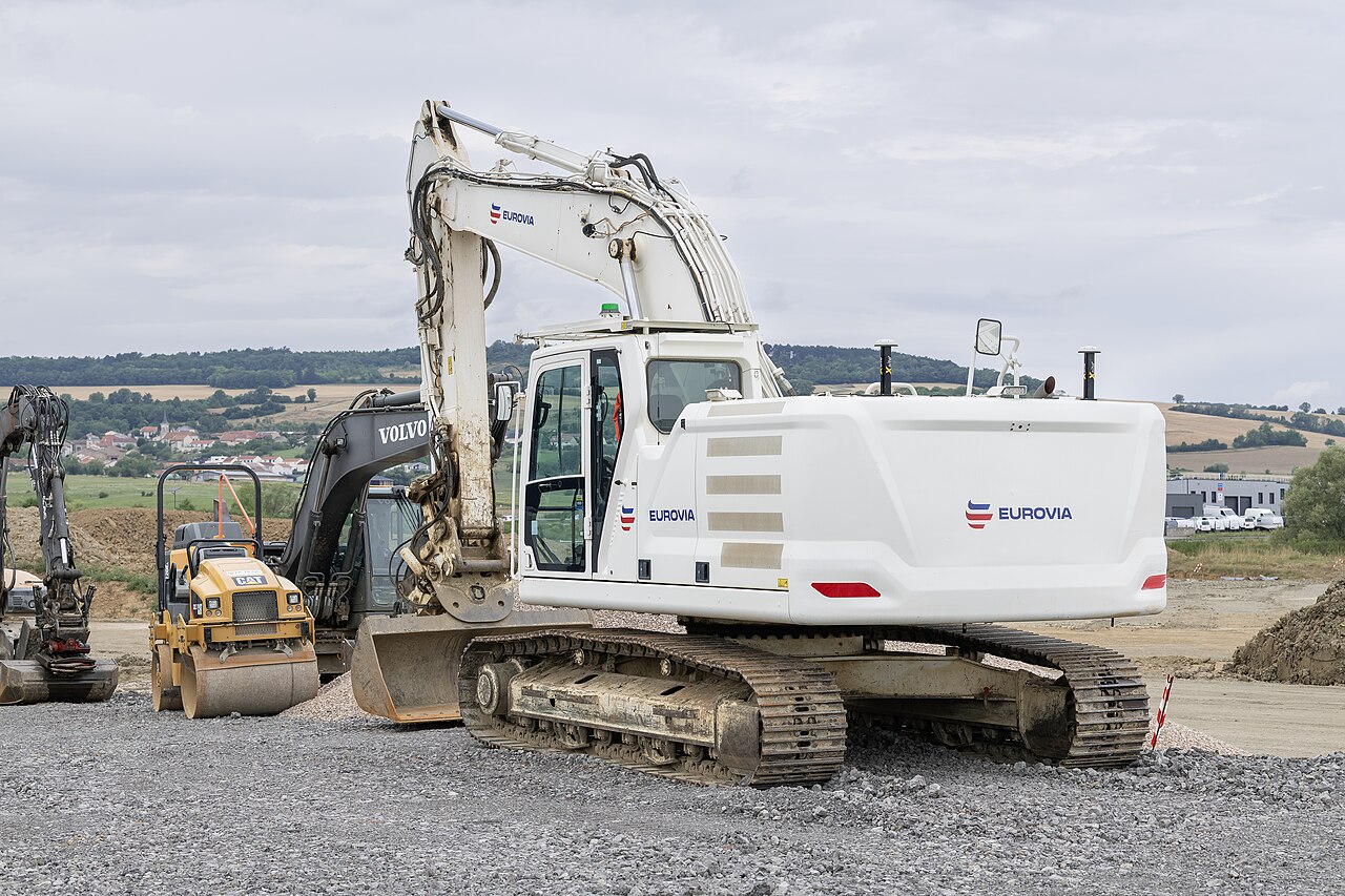 Une pelle hydraulique Caterpillar 326 en action sur un chantier en France