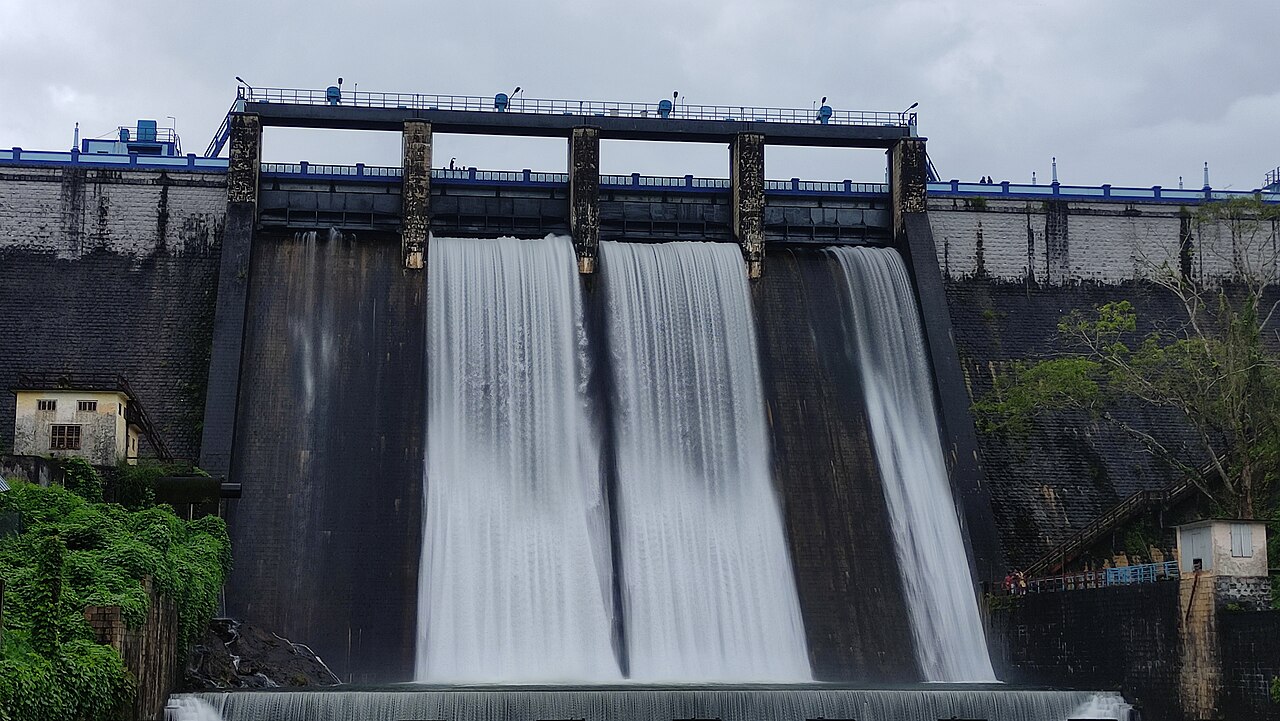 インドのPeechi Damの堤体と貯水池