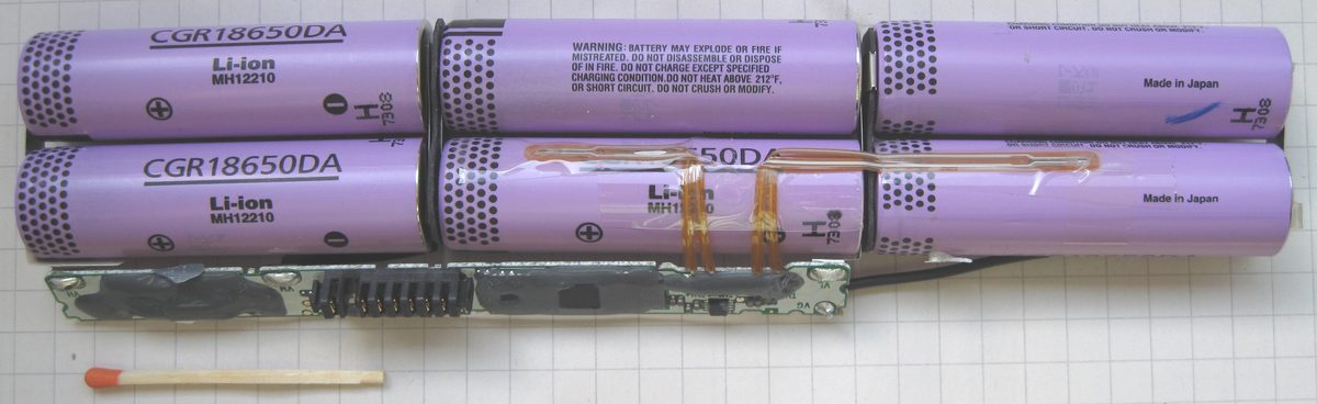 ノートPC用リチウムイオン電池パックの内部、直列・並列に配線されたセルとBMS基板