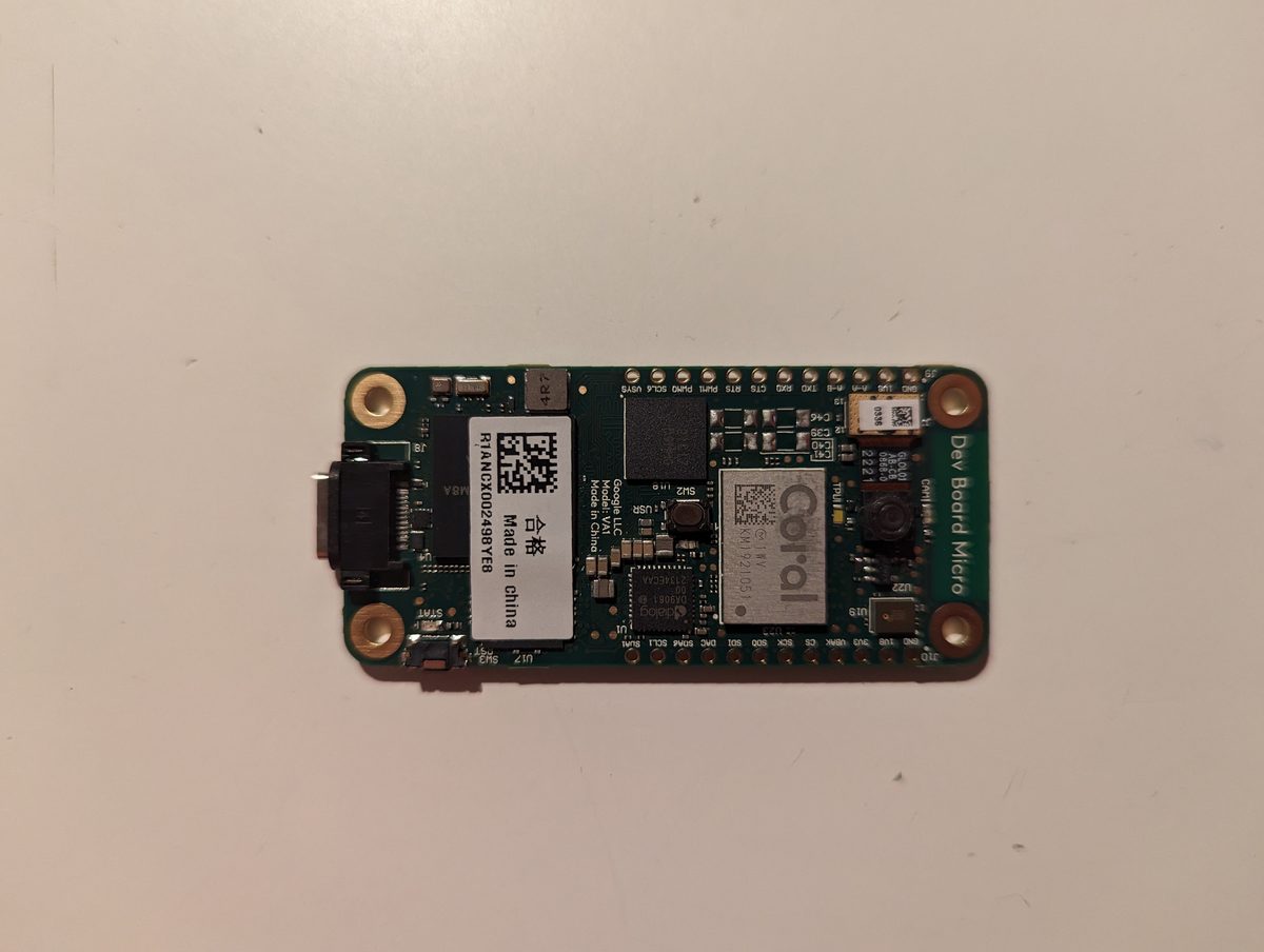 Google Coral Dev Board MicroのPCB基板を上から撮影した写真