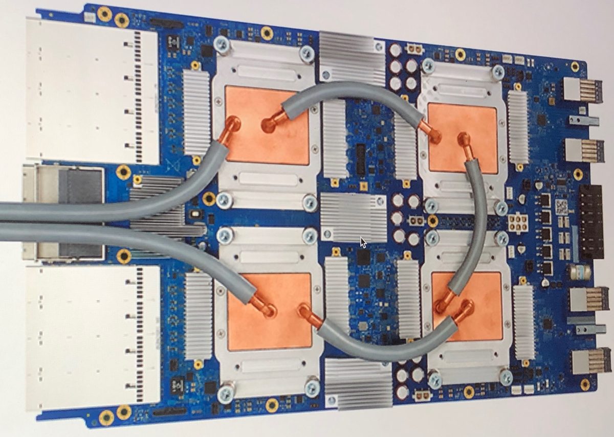 液冷チューブで接続された4基のチップを搭載するGoogle Cloud TPU v3の基板