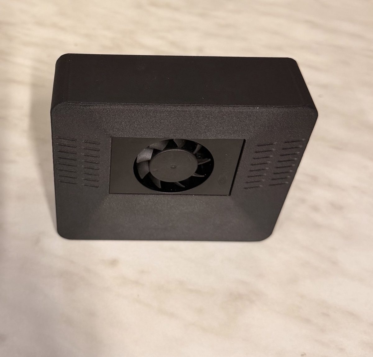 NVIDIA Jetson Orin Nanoを内蔵したAIアシスタント機器ClawBoxの外観