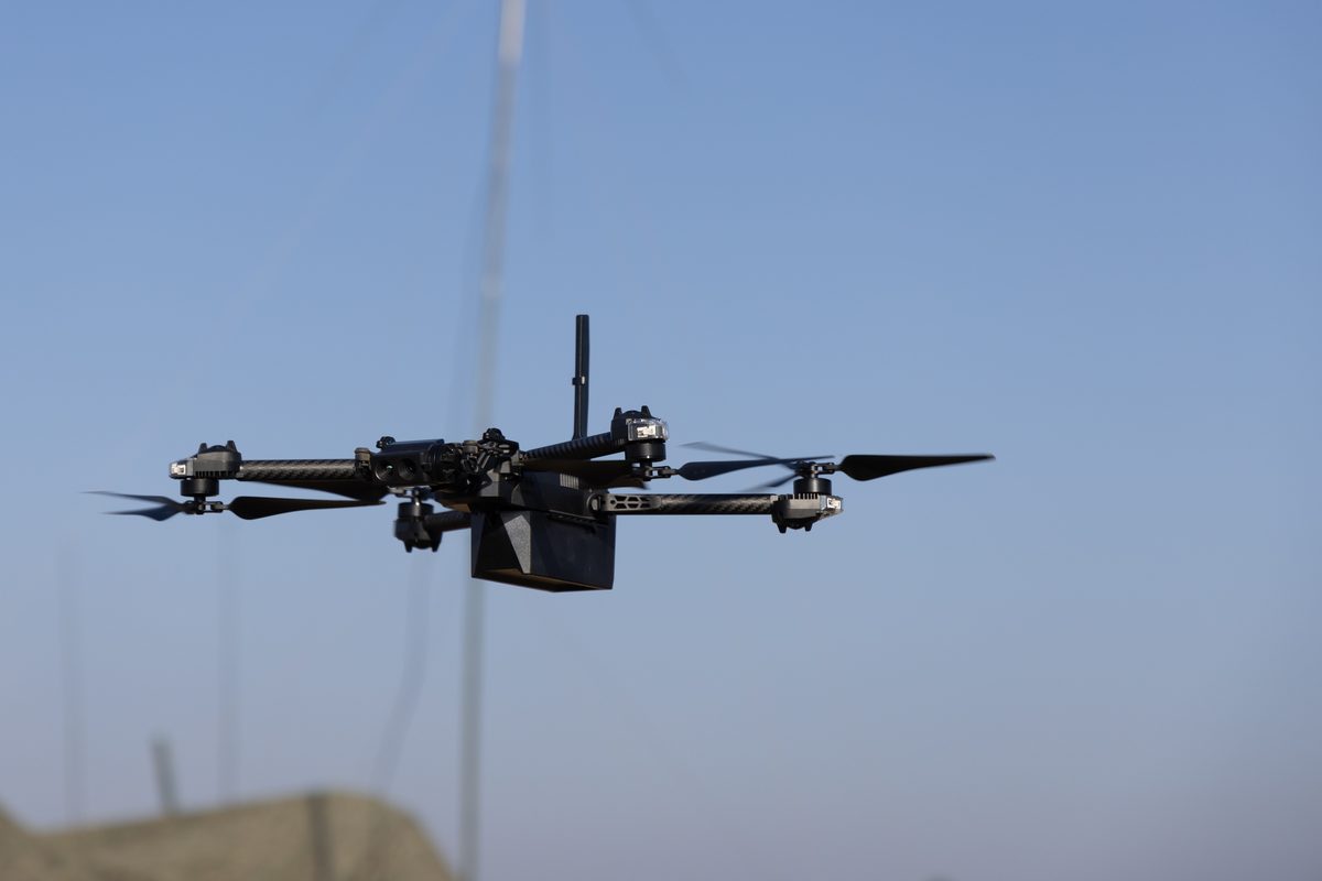 沖縄・キャンプシュワブでの訓練中に飛行するSkydio X2D