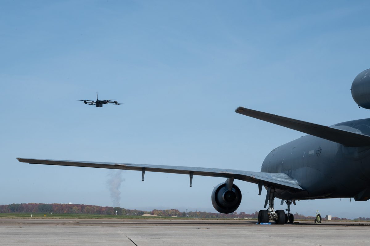 デラウェア州ドーバー空軍基地でKC-10輸送機の機体を点検するSkydio X2Dドローン