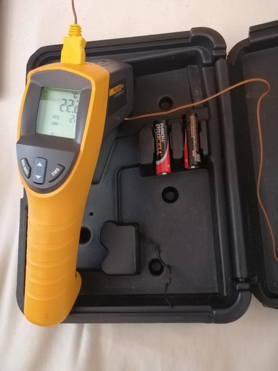 K型熱電対プローブを接続したFluke 561赤外線放射温度計